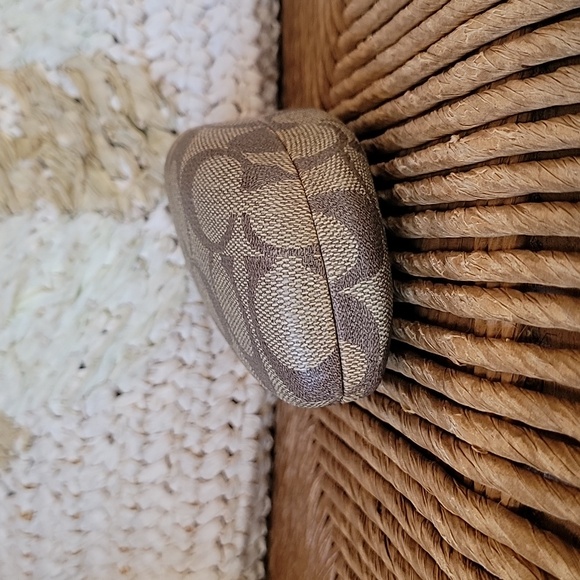 Coach logo clamshell eyeglass/sunglass hard case. - Picture 4 of 12